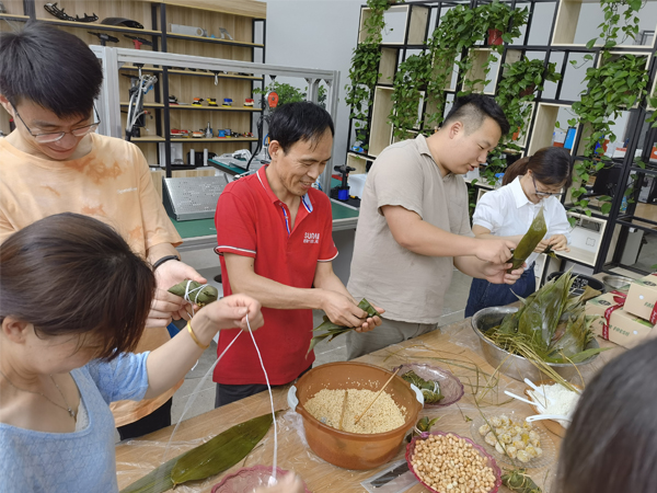 端午节包粽子